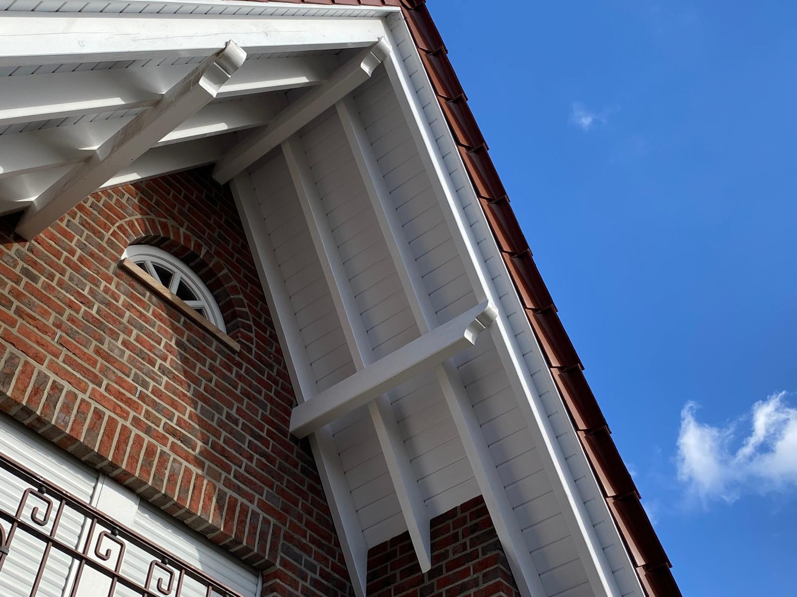 Reinigung von wei�en Dach&uuml;berst&auml;nden und Gesimsen f&uuml;r ein gepflegtes Gesamtergebnis.