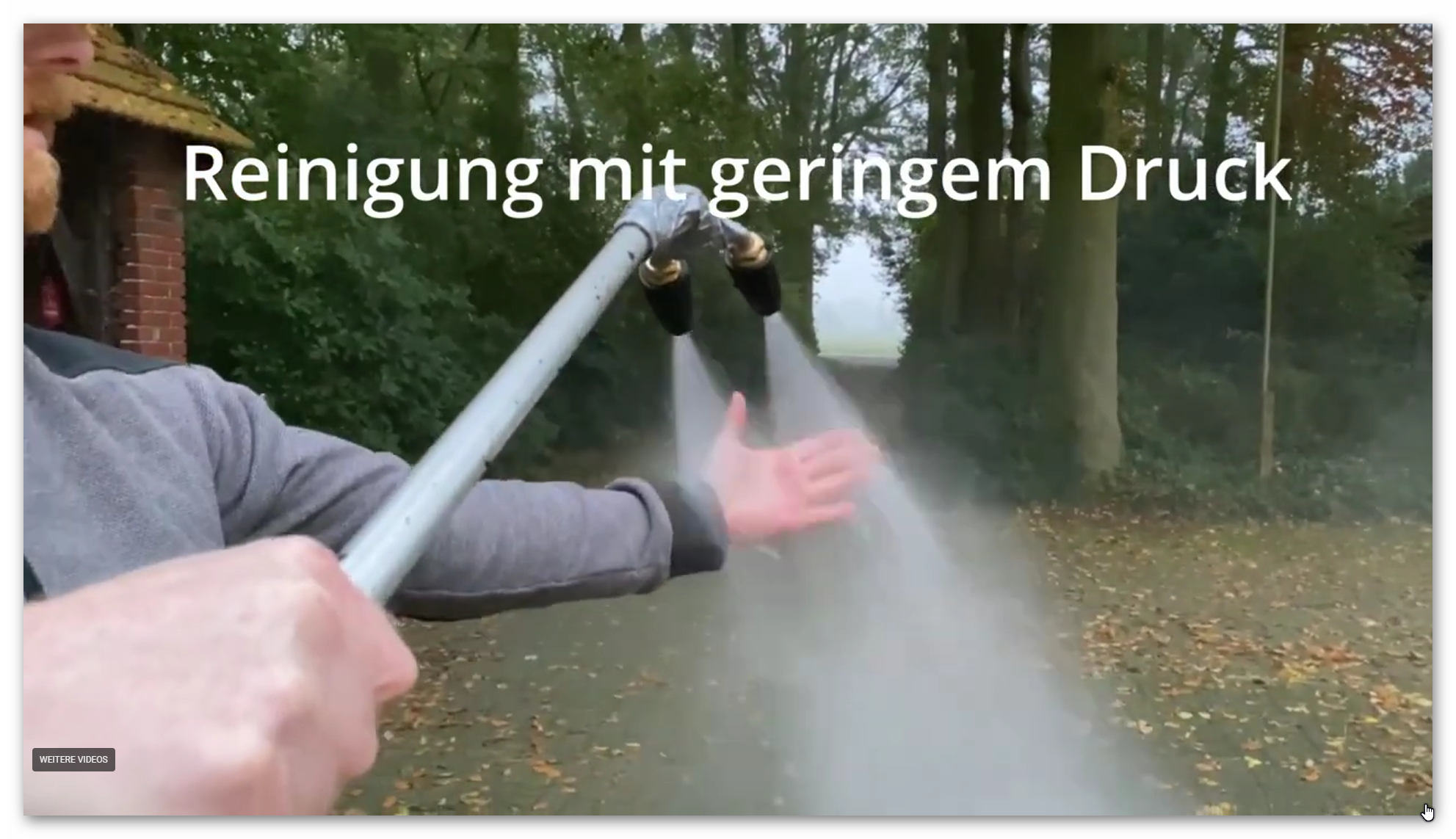 Demonstration der sanften Reinigungsmethode: Ein weicher Wasserstrahl l&ouml;st Moos und Flechten, ohne die Oberfl&auml;che der Dachziegel zu besch&auml;digen.